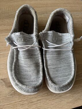 Casual Knit Hey Dude Men’s Shoes Size 8 in Light Gray
